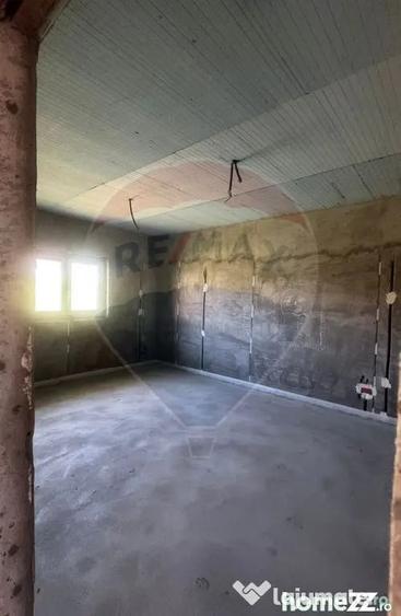 Casă cu 4 camere cu Teren 1000 Mp în Șcheia