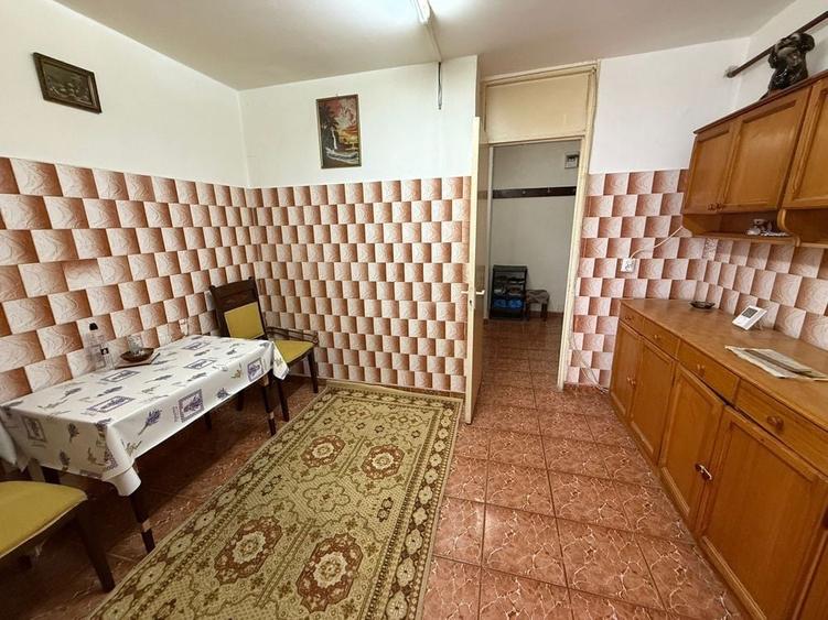 Apartament cu 3 camere semidecomandat în Rovine