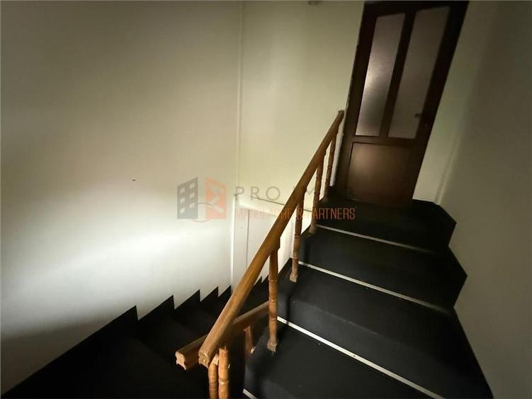 Casă individuală cu 8 camere cu Canalizare în Siriu