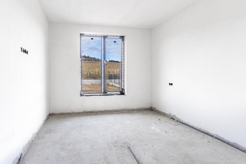 Casă cu 5 camere cu Teren 510 Mp în Corușu