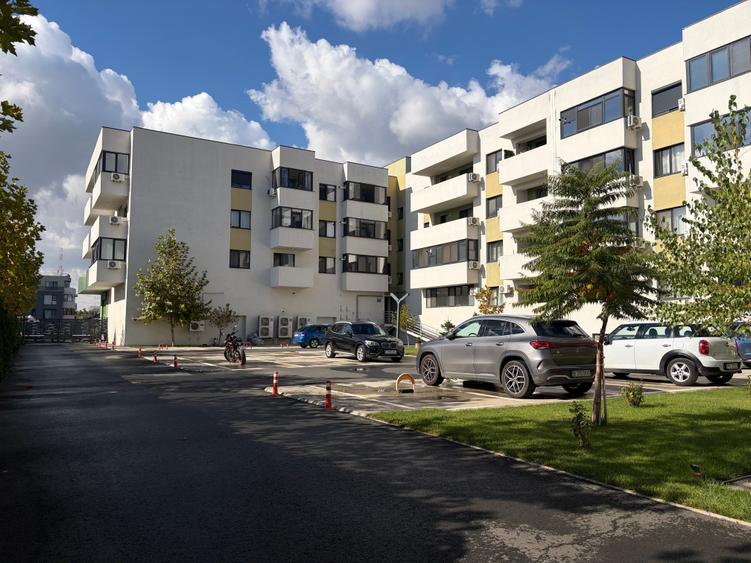 Apartament cu 3 camere decomandat în Titan