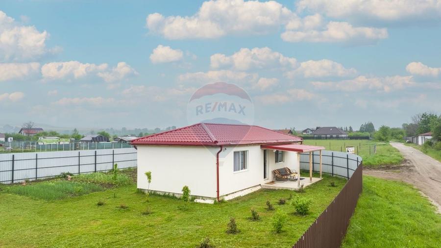 Casă individuală cu 2 camere cu Teren 380 Mp în Podu Oltului