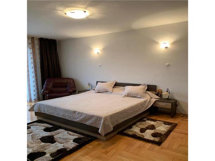 Casă individuală cu 9 camere cu Teren 600 Mp în Gruia