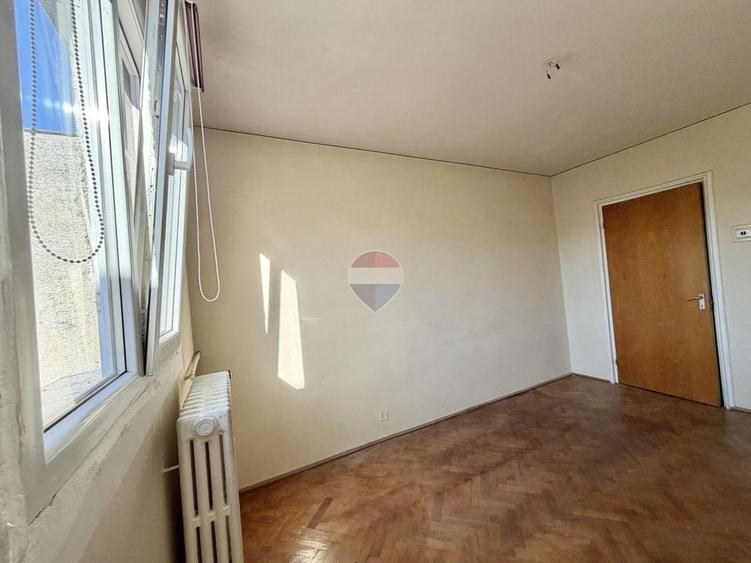 Apartament cu 4 camere semidecomandat în Titan