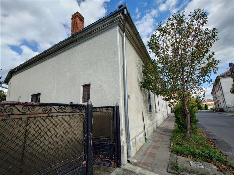 Casă individuală cu 4 camere cu Canalizare în Baia de Criș
