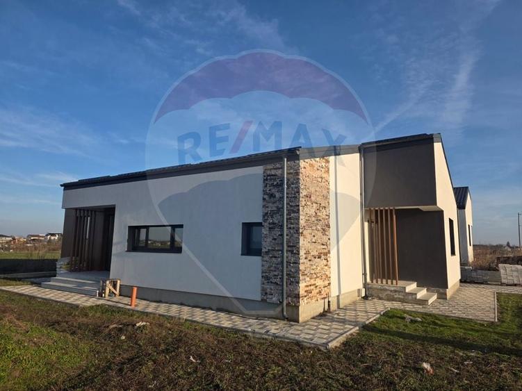 Casă cu 4 camere cu Teren 560 Mp în Balotești