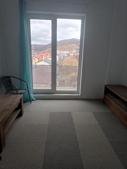 Apartament cu 2 camere semidecomandat, mobilat în Florești