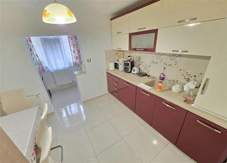 Apartament cu 4 camere decomandat, mobilat în Nicolina