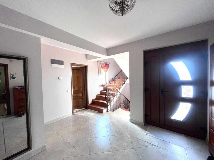 Casă cu 4 camere în Bucium