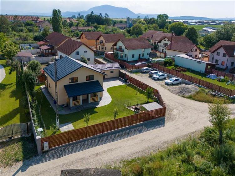 Casă individuală cu 4 camere cu Teren 680 Mp în Hălchiu