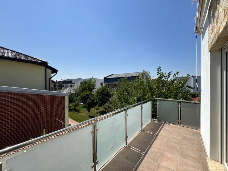 Casă individuală cu 8 camere cu Teren 500 Mp în Odăi
