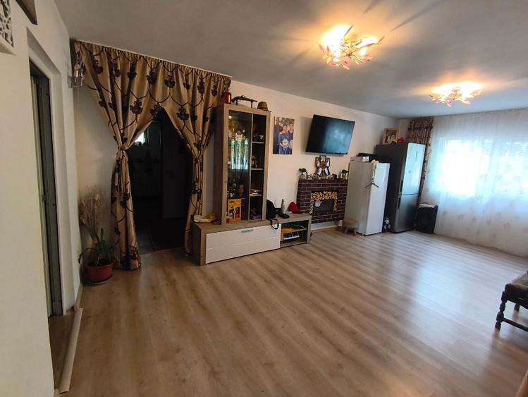 Casă individuală cu 5 camere cu Teren 2200 Mp în Crucea