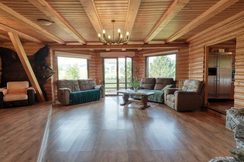 Casă individuală cu 7 camere cu Teren 3735 Mp în Exterior Vest