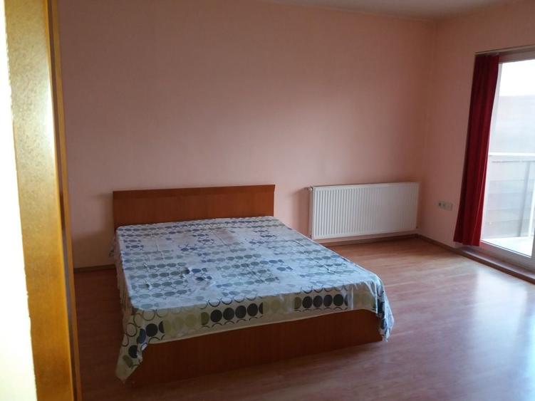 Apartament cu 3 camere decomandat în Florești