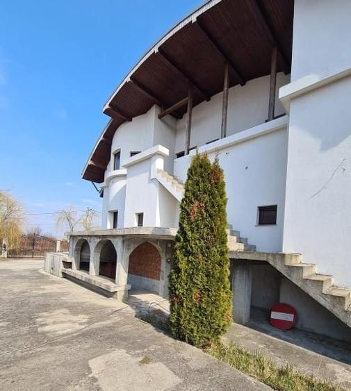 Casă individuală cu 8 camere decomandat cu Canalizare în Tărtășești