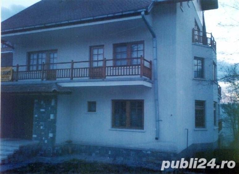 Casă cu 8 camere cu Teren 2500 Mp în Cornu