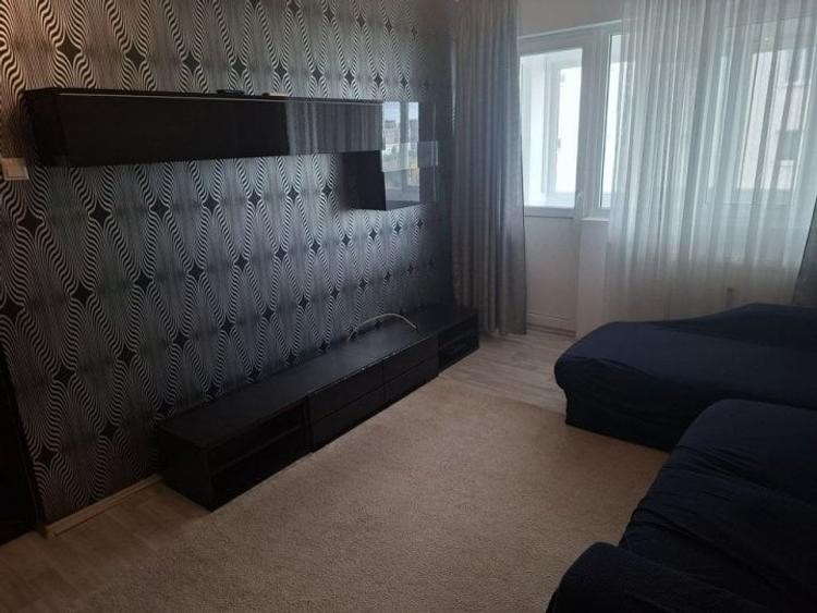 Apartament cu 3 camere decomandat, mobilat în Titan