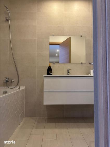 Apartament cu 3 camere semidecomandat în Văcăresti