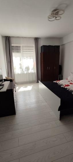 Apartament cu 3 camere decomandat, mobilat în Turnișor