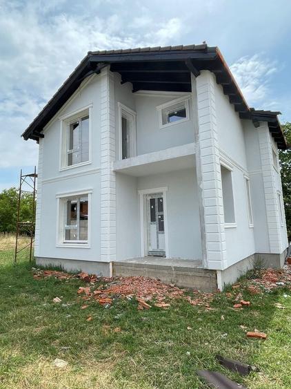 Casă individuală cu 4 camere cu Canalizare în Sacoșu Turcesc