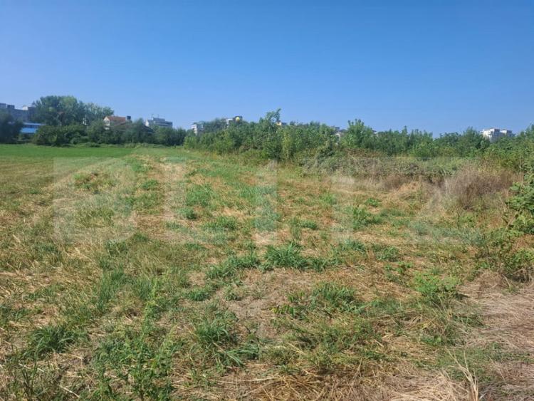 Teren de 1600 mp, în Micro 11