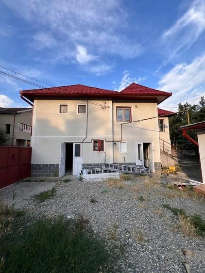 Casă cu 4 camere cu Teren 200 Mp în Central