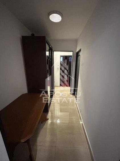 Apartament cu 3 camere semidecomandat în Aradului