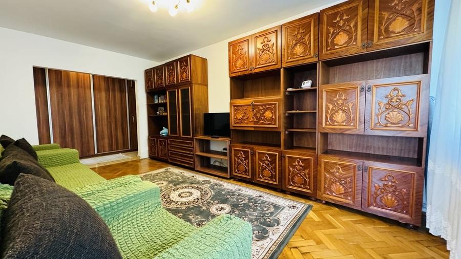 Apartament cu 3 camere semidecomandat, mobilat în Tineretului