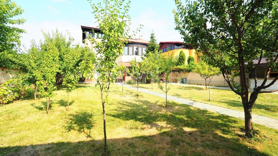 Casă individuală cu 8 camere cu Canalizare în Iancu Nicolae
