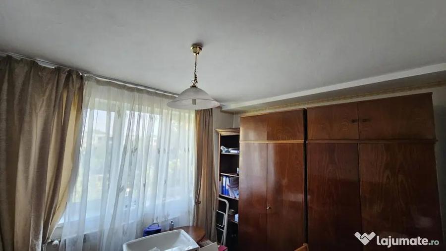 Apartament cu 3 camere semidecomandat în Cina