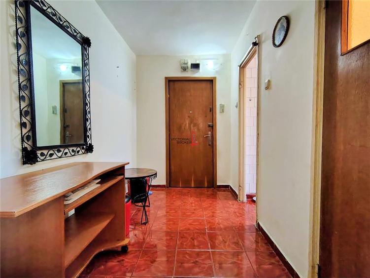 Apartament cu 3 camere semidecomandat în Titan