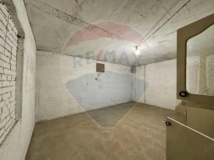 Apartament cu 4 camere decomandat în Noua