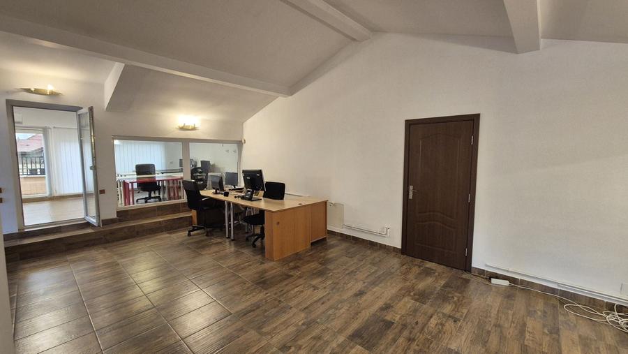 Casă individuală cu 8 camere cu Canalizare în Vatra Luminoasă