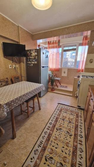 Apartament cu 3 camere decomandat, mobilat în Gorjului