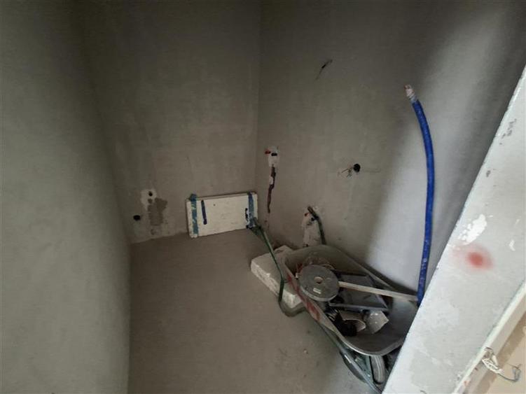 Apartament cu 3 camere semidecomandat în Mărăști