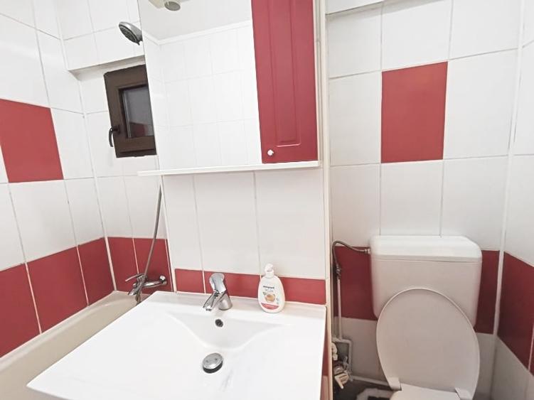 Apartament cu 3 camere decomandat în Lacul Tei