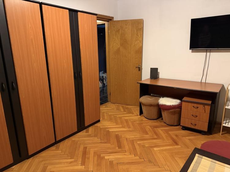Apartament cu 3 camere semidecomandat în Câmpia Libertății
