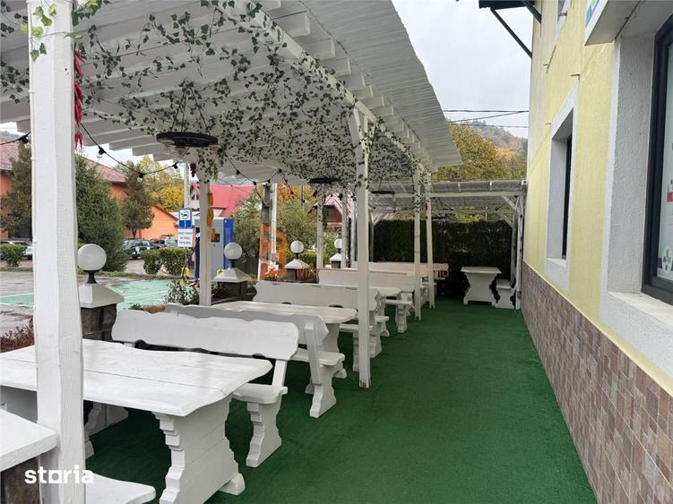 Casă cu 8 camere decomandat cu Teren 30 Mp în Siriu