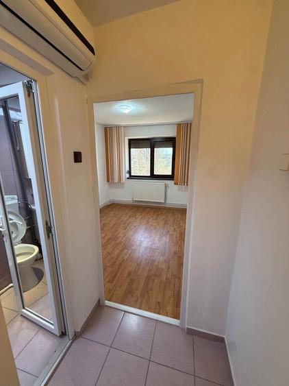 Apartament cu 3 camere semidecomandat în Hipodrom