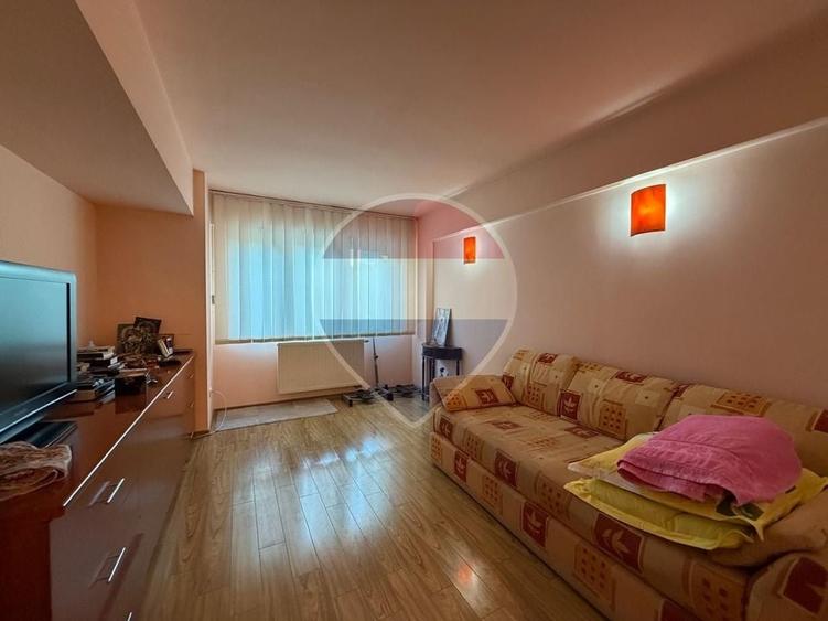 Apartament cu 4 camere decomandat în Central