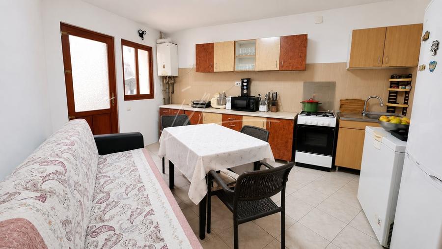 Casă individuală cu 7 camere cu Canalizare în Pieptănari