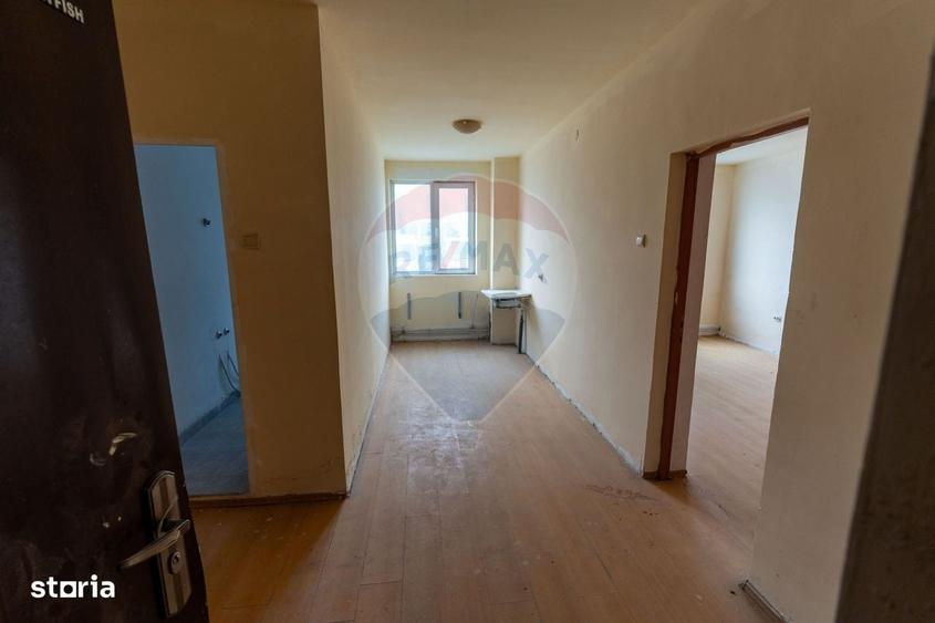 Spațiu comercial, de 3,700 mp, în Petros