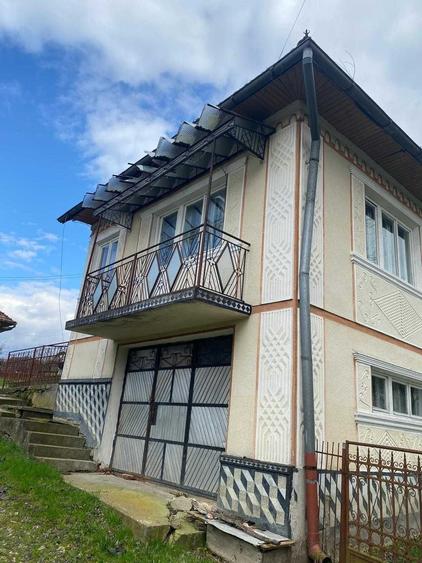 Casă cu 4 camere în Văleni
