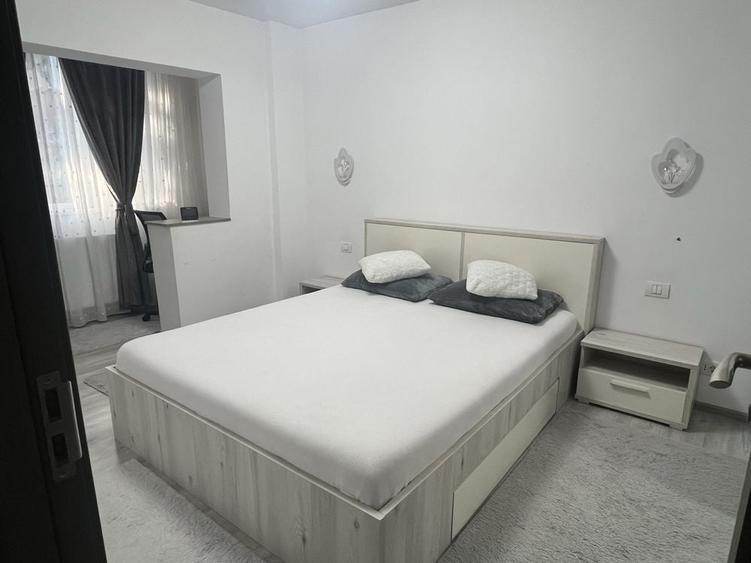 Apartament cu 3 camere semidecomandat în Ghiroda
