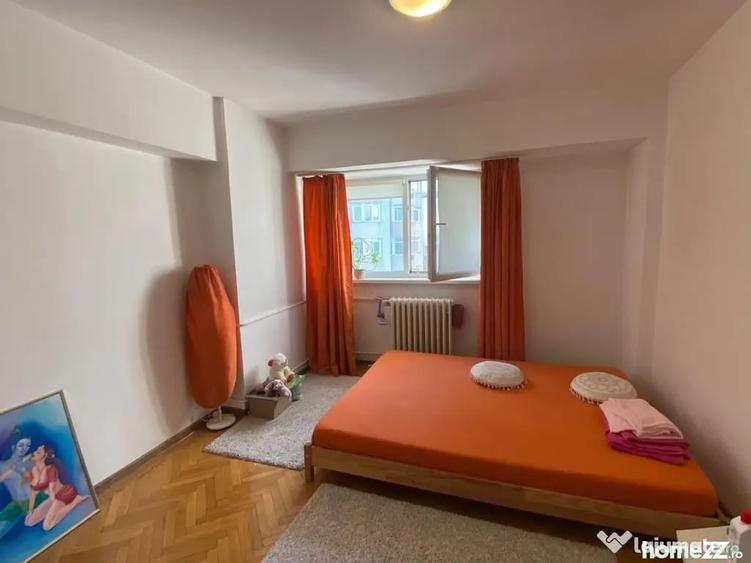 Apartament cu 3 camere semidecomandat în Calea Victoriei