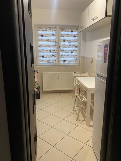 Apartament cu 4 camere semidecomandat, mobilat în Lujerului