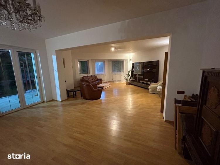 Casă cu 6 camere cu Teren 1600 Mp în Central
