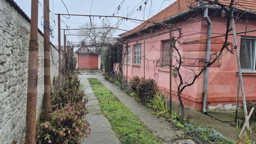 Casă individuală cu 7 camere cu Canalizare în Careiului