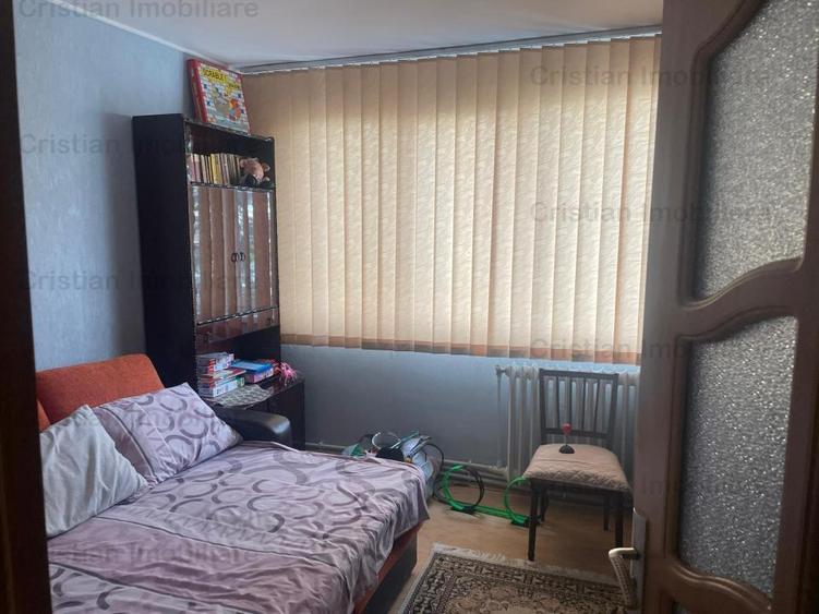 Apartament cu 4 camere semidecomandat în Hipodrom