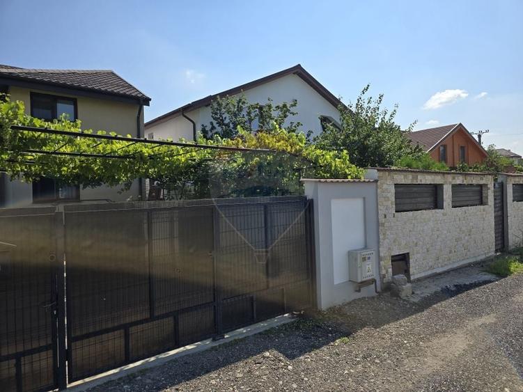 Casă individuală cu 7 camere cu Teren 545 Mp în Est